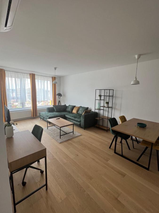 New Downtown Apartment Couple Minute From The Old Town บราติสลาวา ภายนอก รูปภาพ