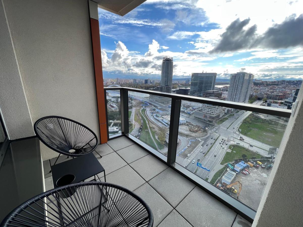 New Downtown Apartment Couple Minute From The Old Town บราติสลาวา ภายนอก รูปภาพ