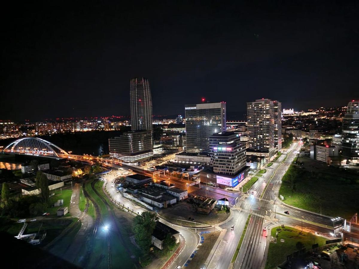 New Downtown Apartment Couple Minute From The Old Town บราติสลาวา ภายนอก รูปภาพ