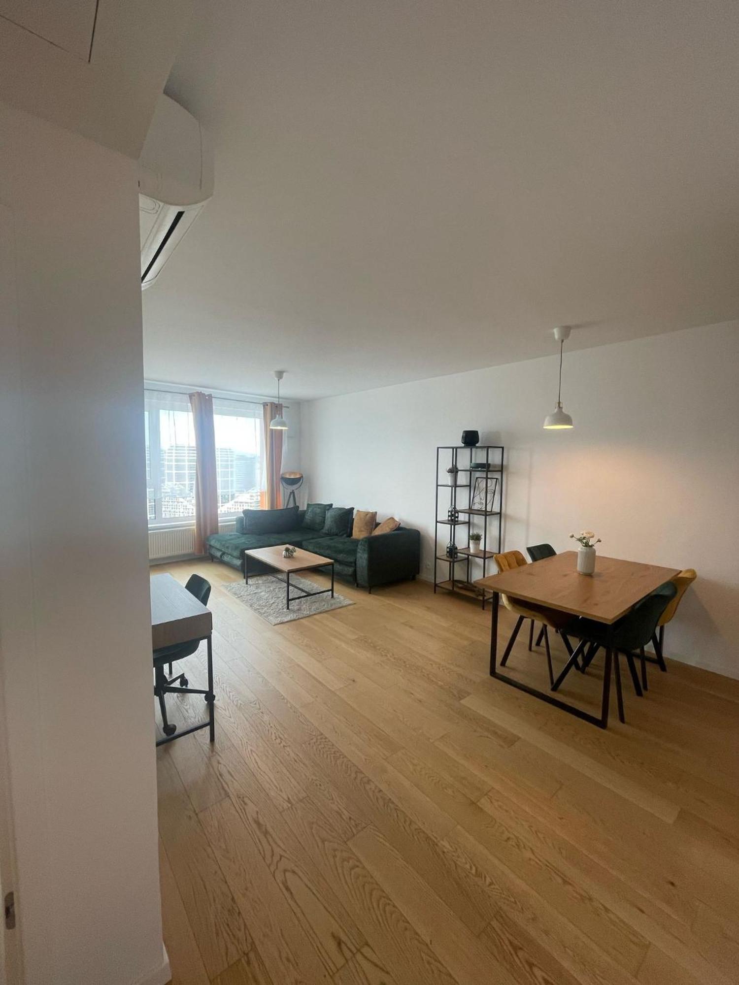 New Downtown Apartment Couple Minute From The Old Town บราติสลาวา ภายนอก รูปภาพ