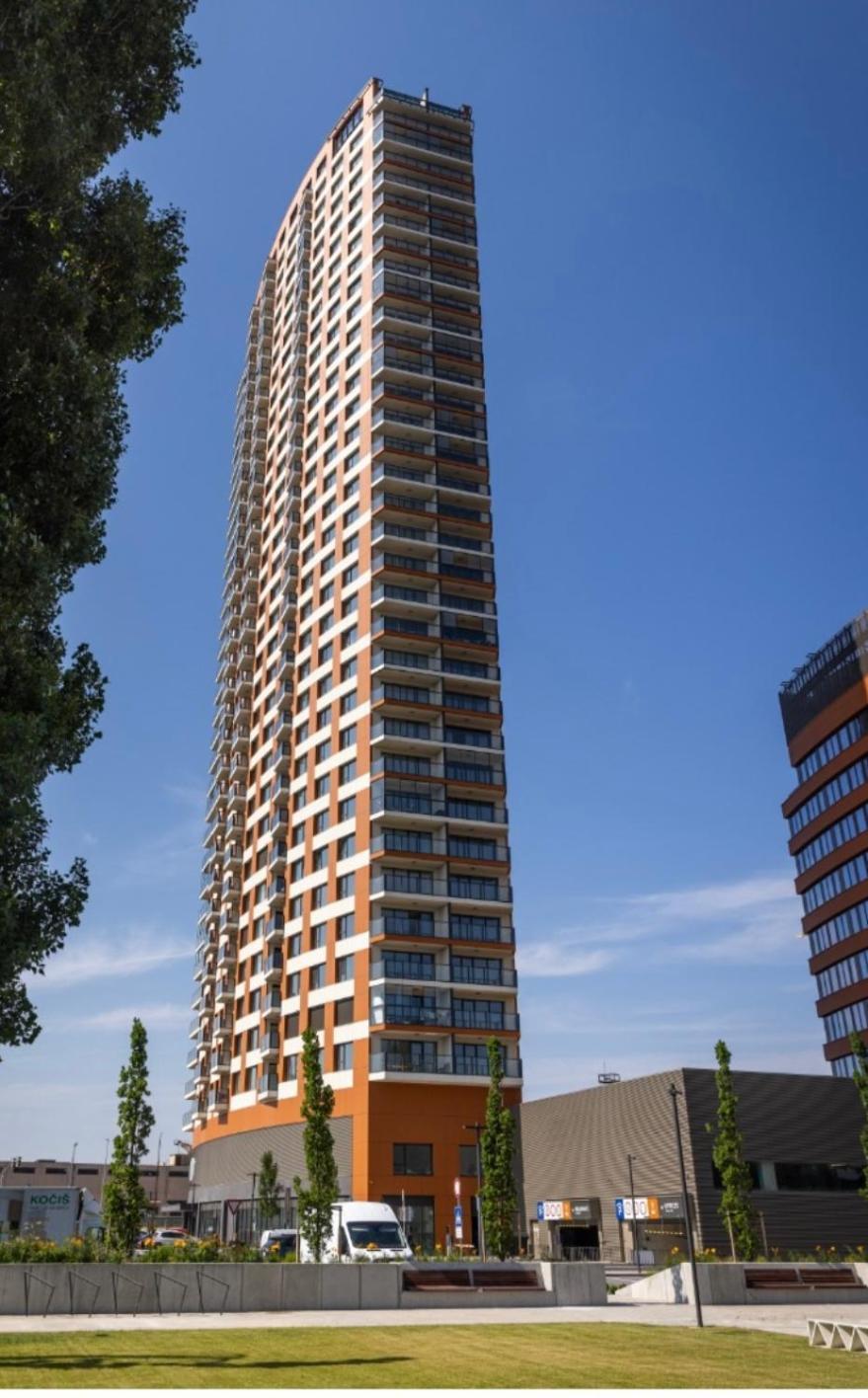 New Downtown Apartment Couple Minute From The Old Town บราติสลาวา ภายนอก รูปภาพ